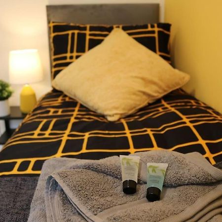 Elegant Room In Stylish House Milton Keynes Extérieur photo