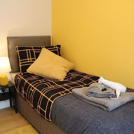 Elegant Room In Stylish House Milton Keynes Extérieur photo
