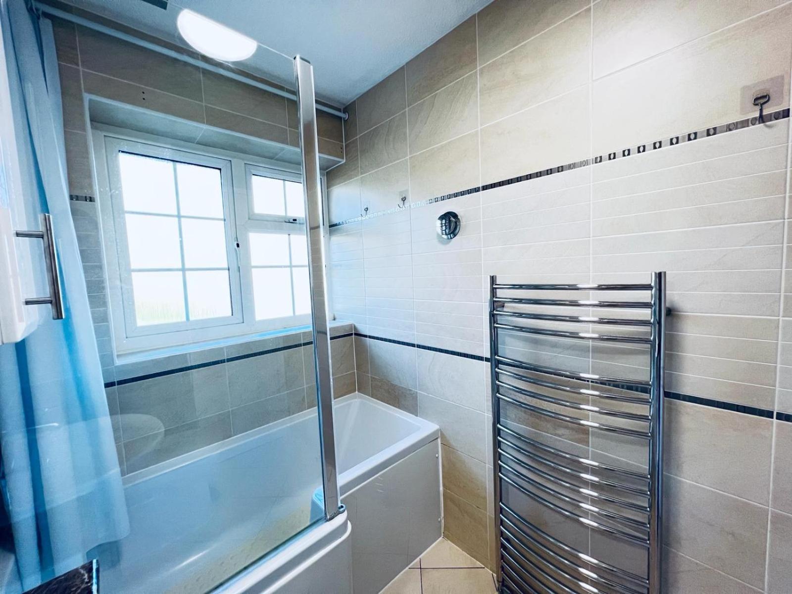 Elegant Room In Stylish House Milton Keynes Extérieur photo