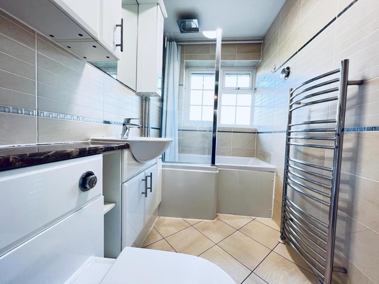 Elegant Room In Stylish House Milton Keynes Extérieur photo