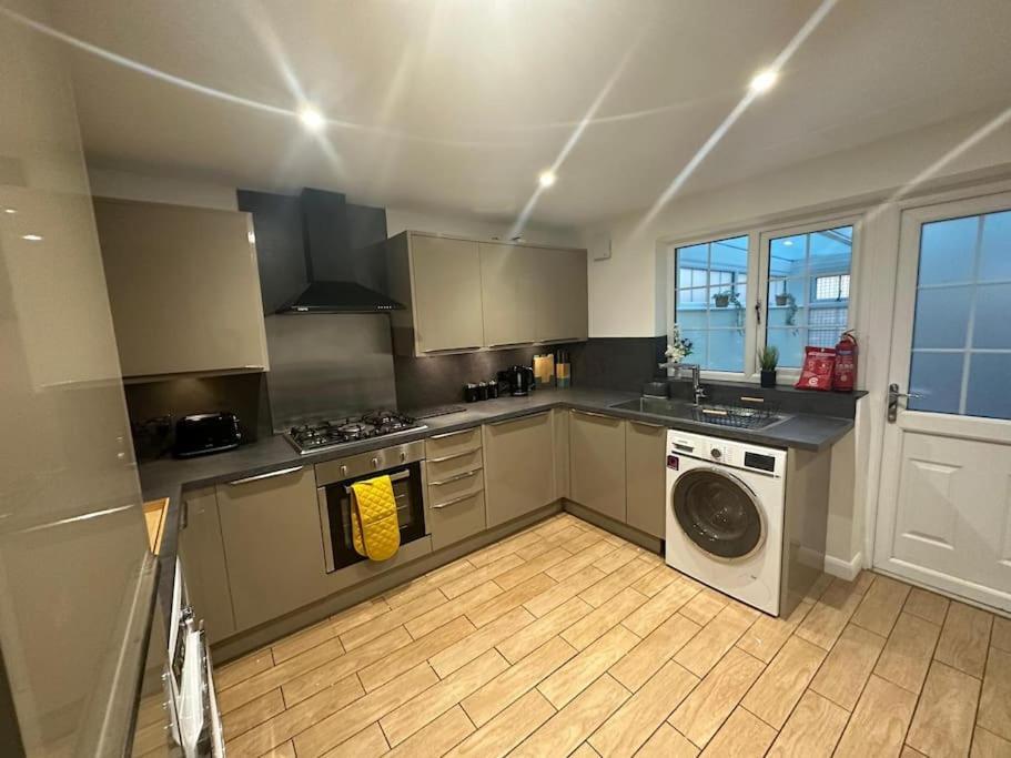 Elegant Room In Stylish House Milton Keynes Extérieur photo