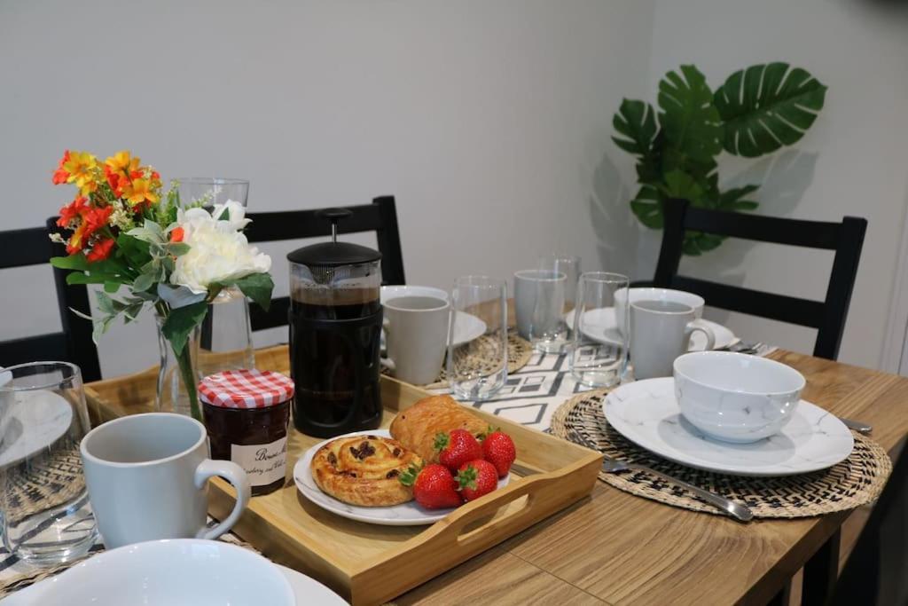 Elegant Room In Stylish House Milton Keynes Extérieur photo