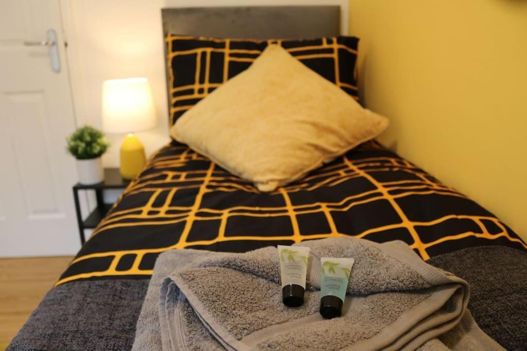 Elegant Room In Stylish House Milton Keynes Extérieur photo