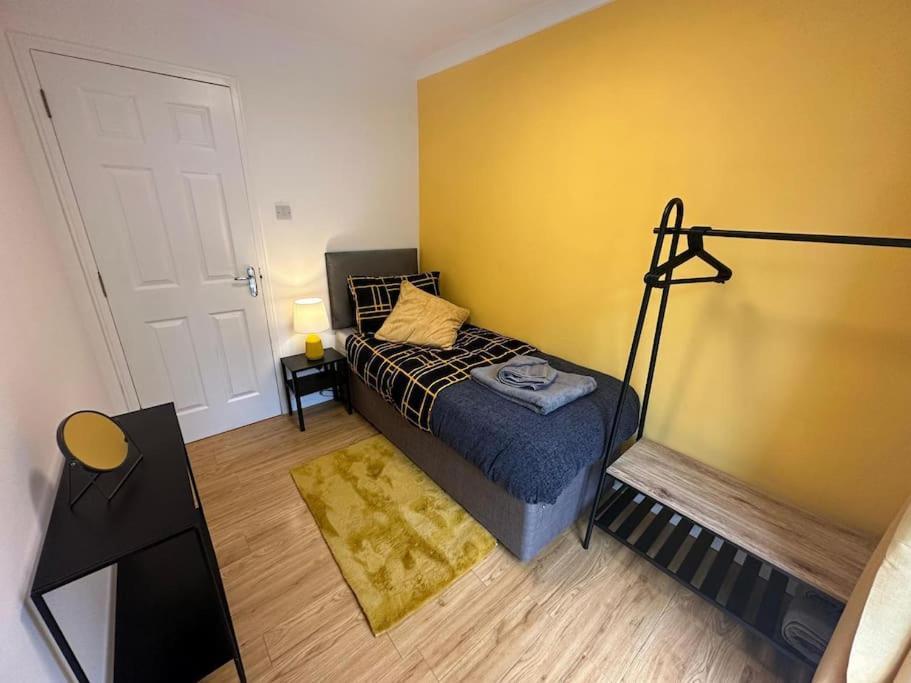 Elegant Room In Stylish House Milton Keynes Extérieur photo