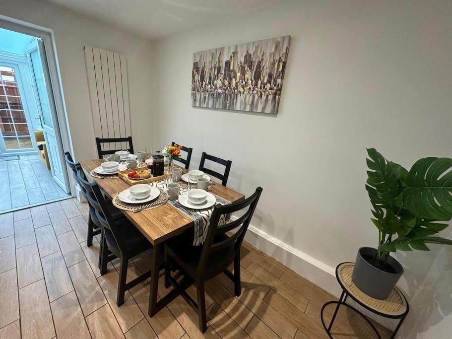 Elegant Room In Stylish House Milton Keynes Extérieur photo